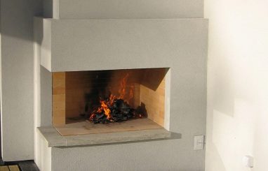 kamin avatud koldega valge nurgas
